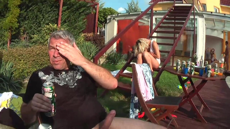 Gang Bang Germany: Ingoio Amatoriale Di Sborra E Gangbang Orgia Nel Mio Cortile...