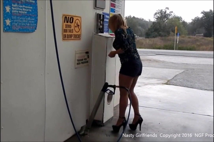 Nasty Girlfriends: Sofia mencuci mobil dengan sepatu hak tinggi penari striptis