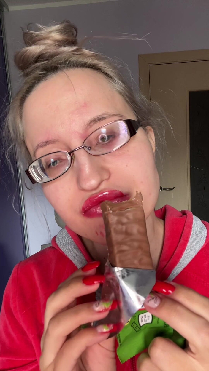 FinDom Goaldigger: Великанесса с большими губами с большими очками асмреирует протеиновый батончик snickers
