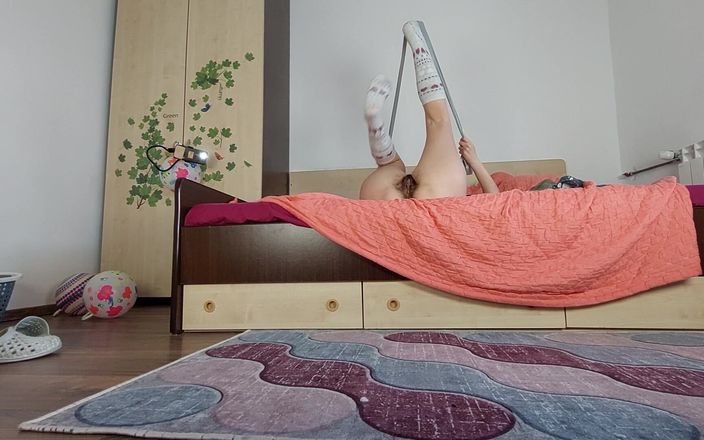 Mirsur: Une brune amateur fait du yoga à poil
