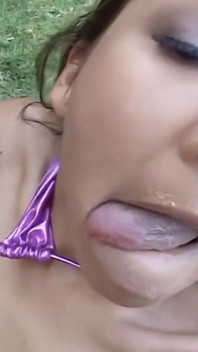 Sex oralny na zewnątrz gangbang