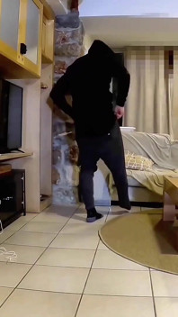 Ohromující vypadající manželka je ošukaná doručovatelem, zatímco je sama doma, dohledová kamera nahrává manželku a poslíčka