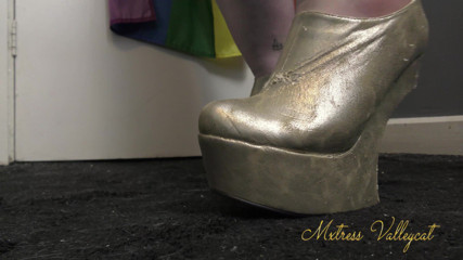 Mxtress Valleycat: Worship my old fashioned boots