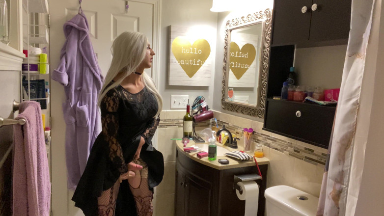 Sissy Bailey Wilde: Emo Crossdresser Memakai palam punggung dan melancap