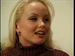 MILF Station: Blonďatá kočka s tělem šuká na dvorku