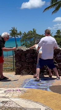 Tôi vừa gặp du khách này đến Hawaii - và chúng tôi đang ở đây, ngoài trời, chơi
