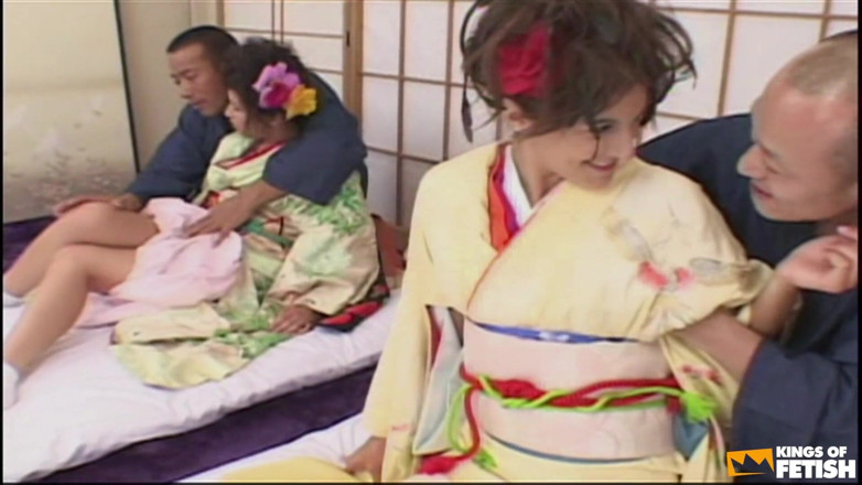 Pure Japanese adult video ( JAV): Due ragazze si fanno trapanare le loro fighe rasate e...
