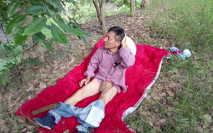 Lady: Velho padrasto pervertido fode sua linda enteada peituda na selva