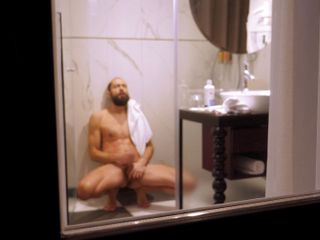 Jerking studs: 偷拍一个男人洗澡