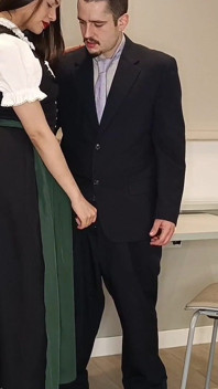 Mit einem traditionellen österreichischen dirndl wichst sie ihn ab