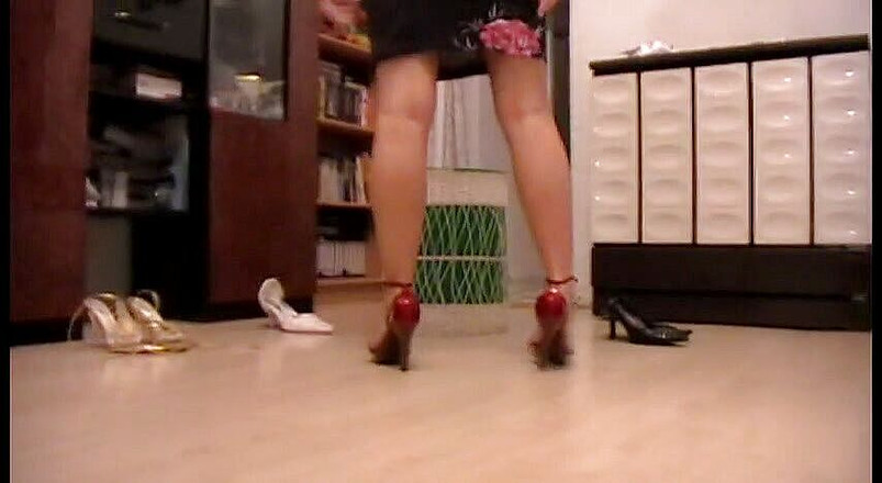 Foot Girls: Dia mencuba kasut tumit tinggi barunya