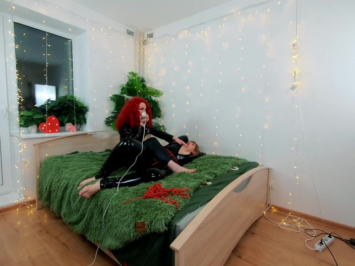 Arya Grander: レズフェチの楽しいバックステージ映像。PVC服、軽いフェムドム、日立魔法の杖でくすぐる