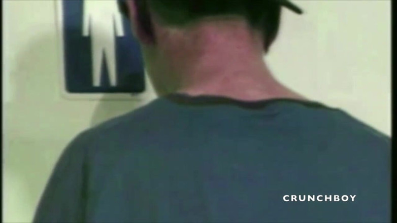GAY VINTAGE PORN: Твінки смокчуть прямо в туалетах глоріхоли