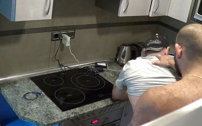 Gaybareback: HWebcam oudere man neukte zonder condoom in de keuken