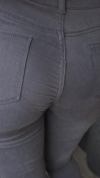 Amatör MILF retar perfekt röv i super tighta jeans och trosor linje