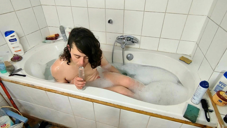 Sara B: Suce un gode dans le bain