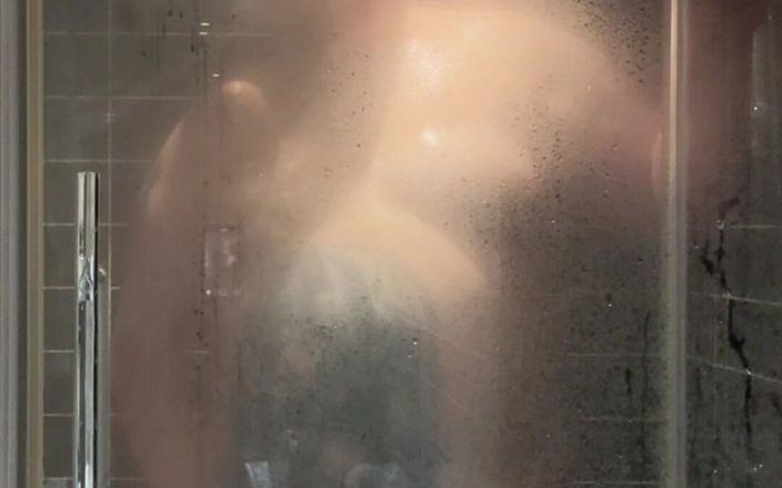 BigBearFrankfurt: Masturbace ve sprše