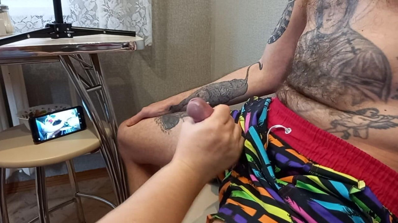 Zona901: I'm sitting on a stool, a fat woman jerks off...