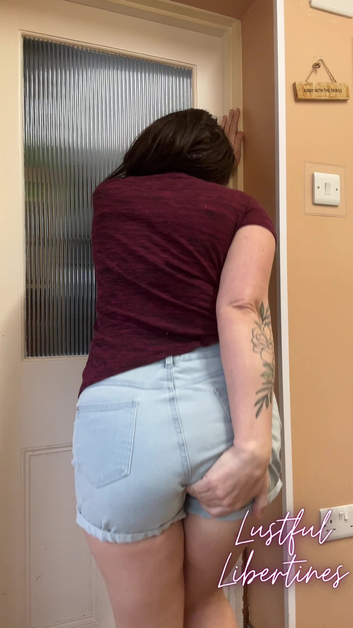 Lustful Libertines: Verrouillée Et Envie Désespérée De Faire Pipi - Short, Mouillage