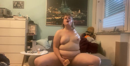 Deutsche Anna: Dilduji svoji malou mokrou kundičku velkým čůrákem! Uhh, kéž by to...