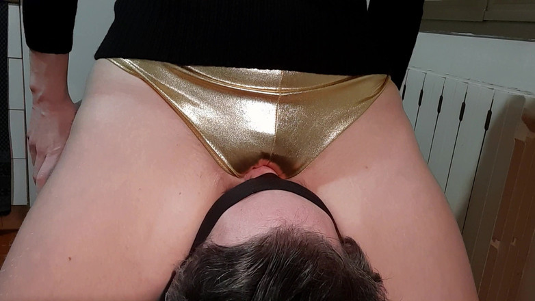 goddess82: Amcığımın altında gözleri bağlı köle! 4K!