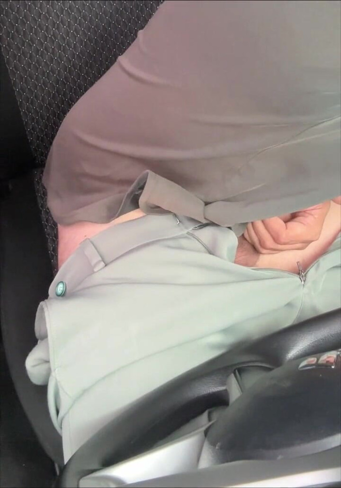 Alone in car: Singură în mașină