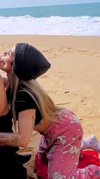 Ho chiesto a uno sconosciuto di filmarmi sulla spiaggia, l'ho premiato con un pompino molto bagnato!