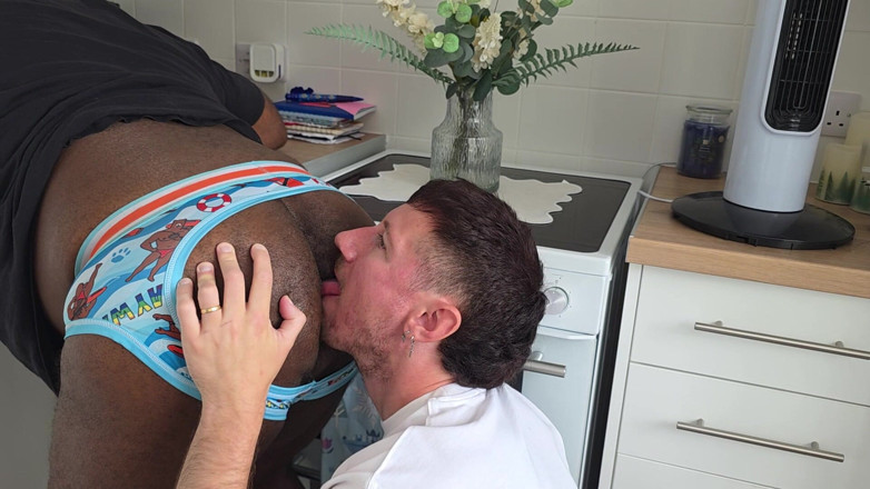 gaynaughtywelsh: ขย่มตูดพ่อเลี้ยงฉี่ของฉันและเขาเย็ดฉันด้วยควยใหญ่ของเขา