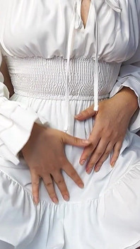 Gadis imut dengan gaun putih yang aduhai pengen pamer memek