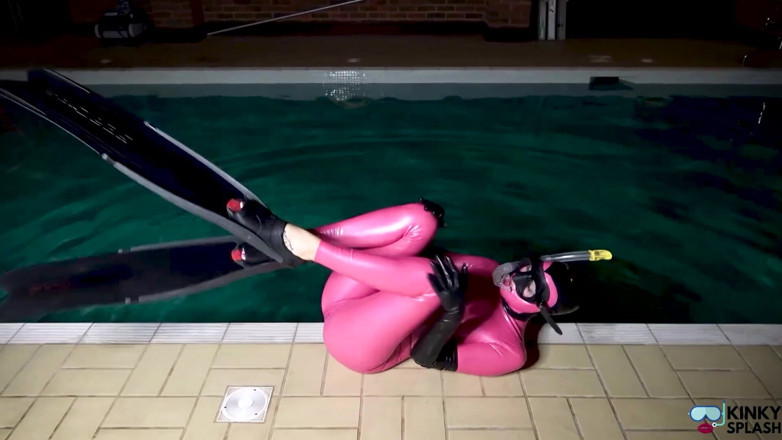 UKCuteGirl Lucy Lauren: Slippery Latex Slut's Deep Pool Diving Tease