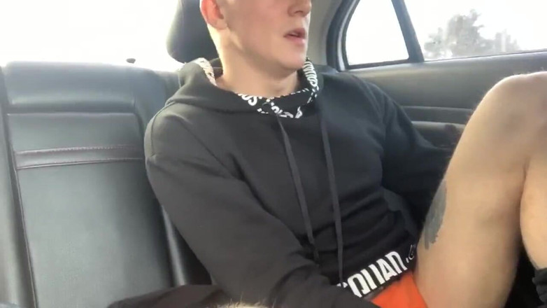 Falcon Al: Стоя в пробке, я сделала дрочку на заднем сиденье