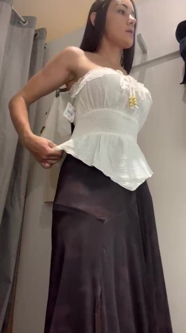 Esposaheyya: 大屁股黑发女郎在商场试衣间试穿新衣服