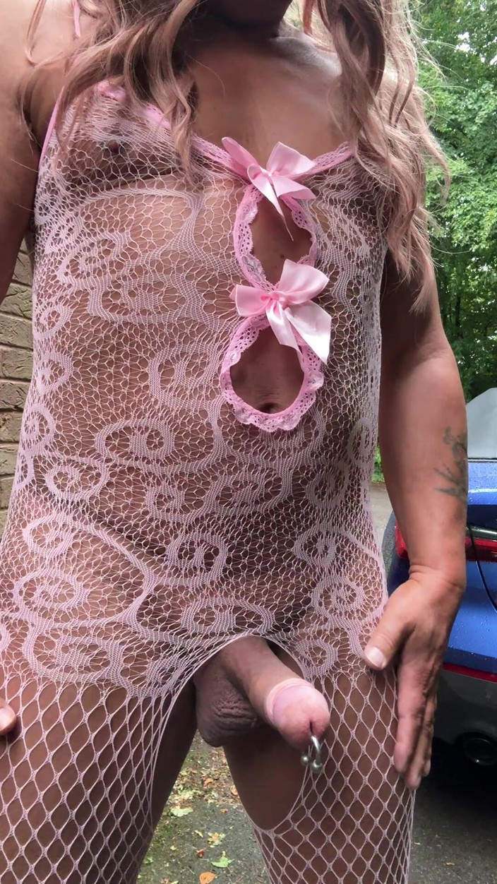 Kellycd2022: 穿着粉色渔网紧身衣和高跟鞋的性感 crossdresser Kellycd2022 快速清晨视频