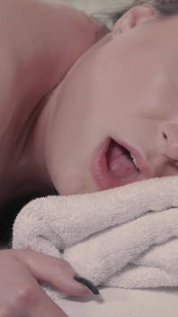 Velké Kozy Kotě Akasha Cullen Si Užívá Erotickou Masáž Pak Smyslný Sex S Masérem