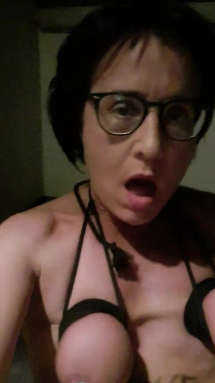 JulieEroticDress: Milf eyacula en la noche después de volver a casa...