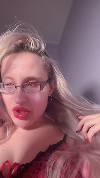 Sua esposa não é nada porque você está apaixonado por Findom Goaldigger. Ritual de afiação em óculos grandes e lábios grandes vermelhos.