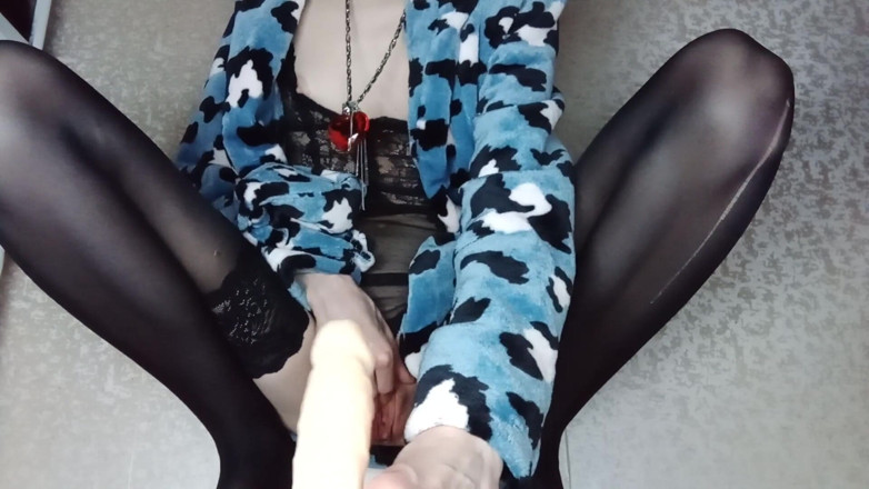 Christy G: O mamă sexy slabă călărește un vibrator realist