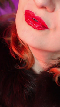 赤い口紅フェチと毛皮