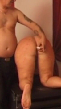 Zralá brunetka MILF dostane svíčku hluboko do zadku
