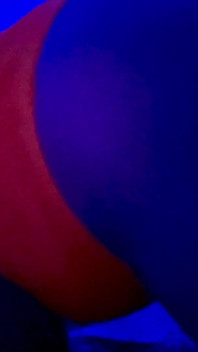 Mein neon-höschen ist das einzige zwischen dir und meinen explosiven furzen