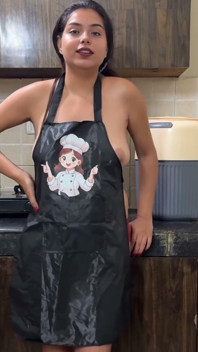 Je touche et mange le cul de ma belle-mère pendant qu’elle nettoie la cuisine