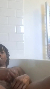 Nata4sex dans le bain taquine en caressant ma bite