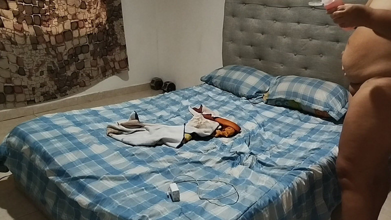 Adribella69: Pulchna dziewczyna masturbuje się w łazience tryskaniem i szczęśliwym zakończeniem