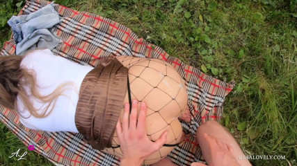 Alisa Lovely: Jonge babe geneukt in een veld buitenshuis pov