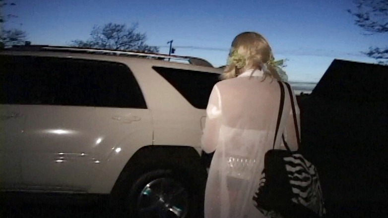 Dirty Dating Live: 従順なふしだらな女MILFは男と機械に乱暴に犯され、テーブルを回す