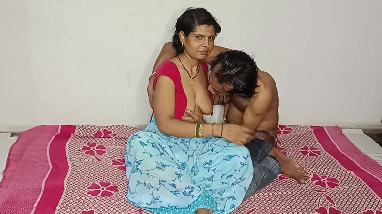 Desi Bhabhi Neha: Prywatna amatorska sesja pieprzenia w salonie - gorący indyjski tyłek jebanie...