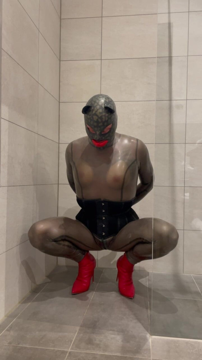 PervyLara: Combinaison en latex transparent noir dans la salle de bain