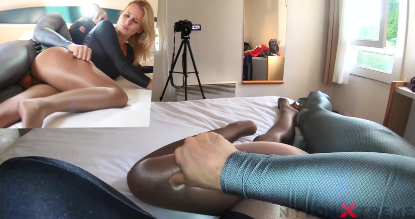 Nylon Xtreme: Naomie Loup - Glänzender strumpfhosen-trikot