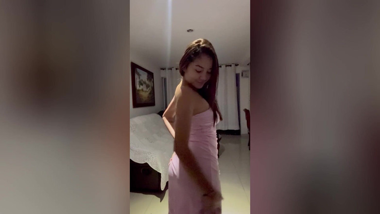 Allison Sweet: Joi lagi asik masturbasi barengku di ruang tamu