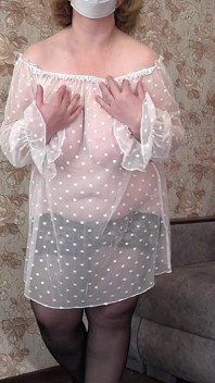 Willst Du Mich Ficken? Eine Üppige MILF Schüttelt Großen Hintern in Unterwäsche.